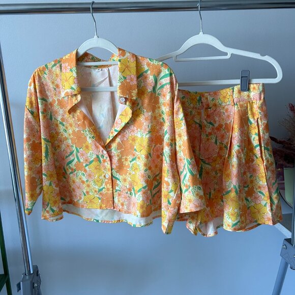 Lot of 2: Shorts And Crop Top Sets: Faces & Floral Patterns - Picture 6 of 8